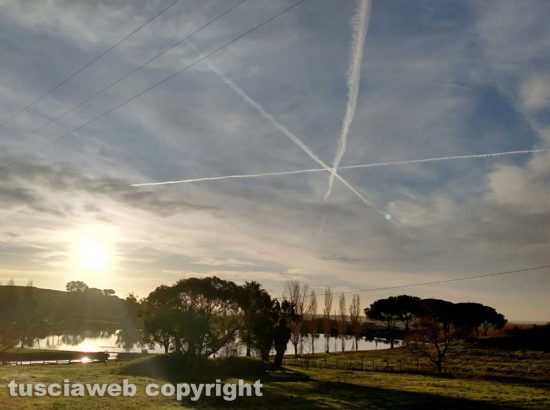Tre scie di aerei si incrociano in un unico punto...