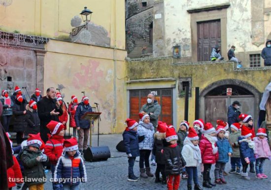 Canepina - Tradizionale accensione delle luminarie e dell'albero di Natale a piazza Garibaldi