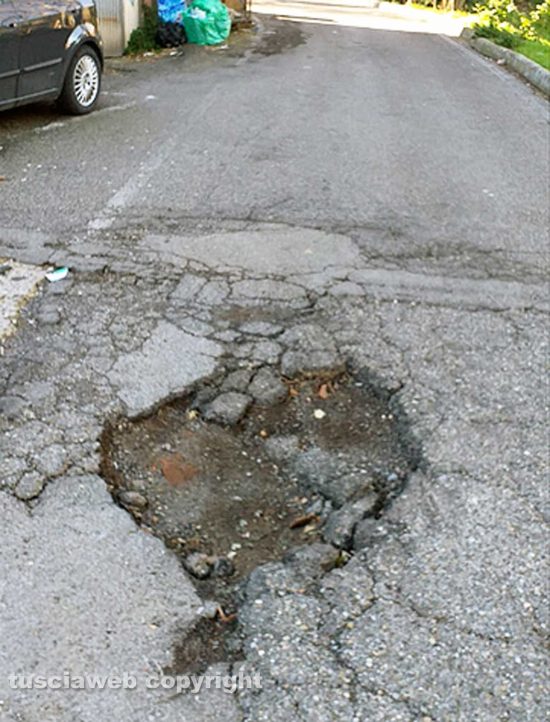 Viterbo - Buche sulle strade della Quercia