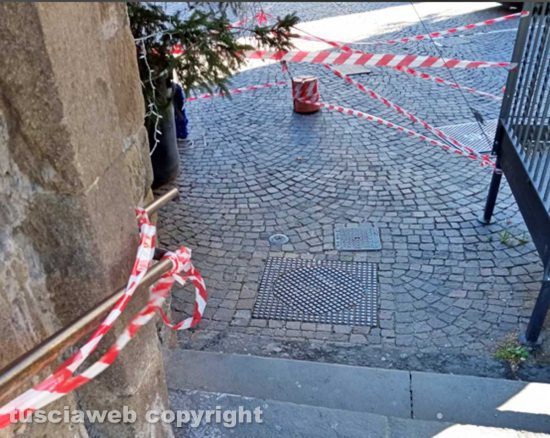 Viterbo - Fettucce vicino agli addobbi natalizi a San Sisto