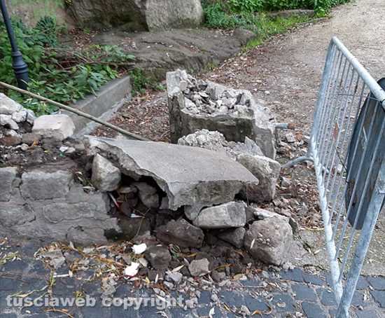 Viterbo - Muretto danneggiato al parcheggio di via Faul