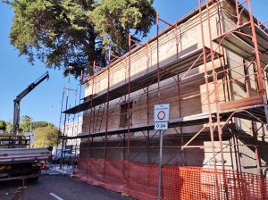 Civitavecchia - I lavori sul tetto della palestra della scuola Cialdi