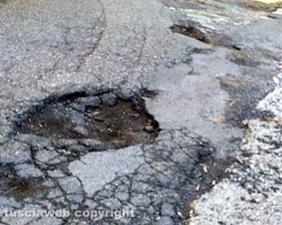 Viterbo - Buche sulle strade della Quercia