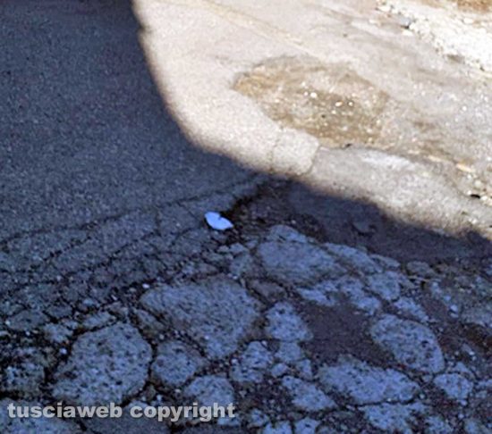 Viterbo - Buche sulle strade della Quercia