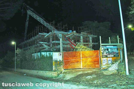 Viterbo - Crolla una gru alla Quercia