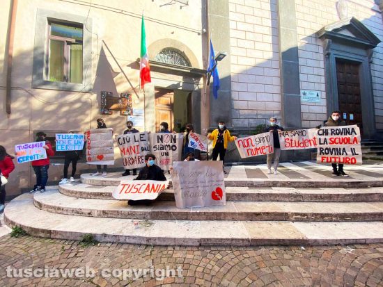 Viterbo - La protesta degli studenti di Tuscania sotto palazzo Gentili