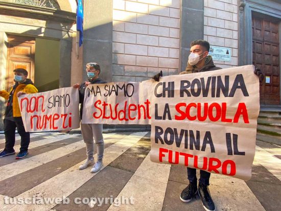 Viterbo - La protesta degli studenti di Tuscania sotto palazzo Gentili