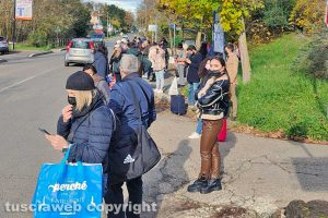 Oriolo Romano - Passeggeri del treno attendono il bus sostitutivo