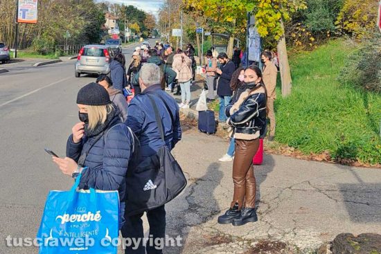 Oriolo Romano - Passeggeri del treno attendono il bus sostitutivo