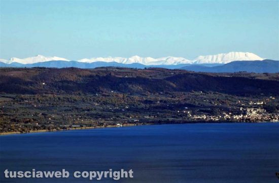  Bolsena e sullo sfondo gli Appennini innevati
