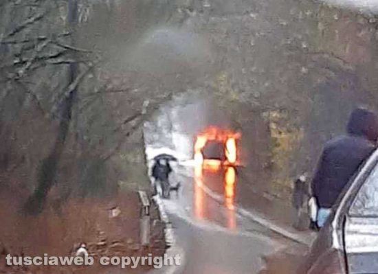San Martino al Cimino - Auto in fiamme 
