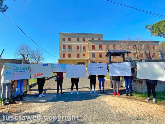 Nepi - Protesta degli studenti all'istituto superiore Midossi
