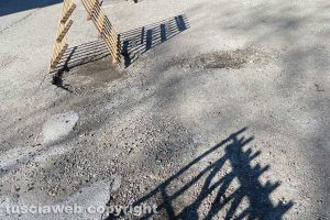 Viterbo - Il manto stradale in via Franco Rasetti