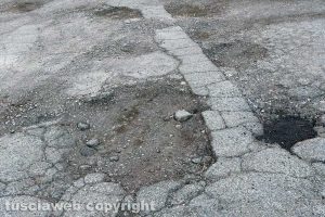 Viterbo - Il manto stradale in via Franco Rasetti