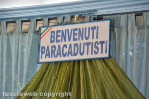 Ronciglione - Scambio di auguri natalizi per i paracadutisti di Viterbo
