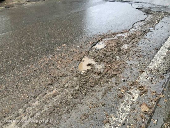 Viterbo - Buche e asfalto deteriorato in via Garbini