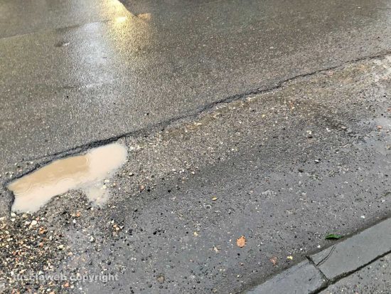 Viterbo - Buche e asfalto deteriorato in via Garbini