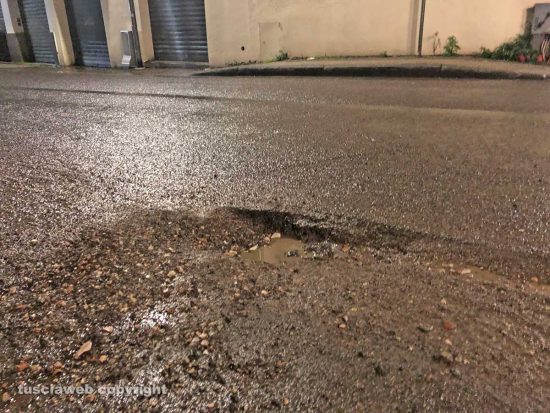 Viterbo - Buche e asfalto deteriorato in via Garbini