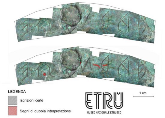 L'elmo etrusco esposto a Villa Giulia