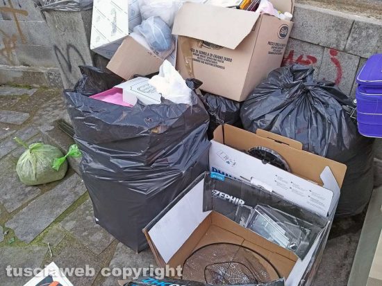Montefiascone - I rifiuti abbandonati nel fontanile delle Cannelle in via Bastiglia