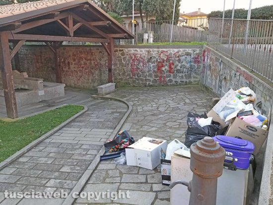 Montefiascone - I rifiuti abbandonati nel fontanile delle Cannelle in via Bastiglia