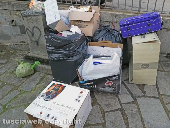Montefiascone - I rifiuti abbandonati nel fontanile delle Cannelle in via Bastiglia