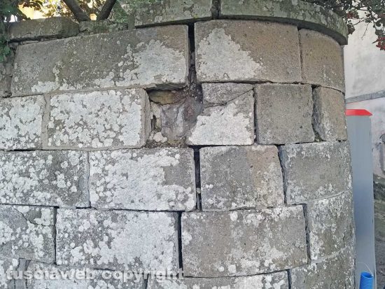 Montefiascone - Il muro dell'aiuola in via Nazionale