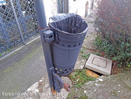 Montefiascone - Un cestino dell'immondizia in via Nazionale