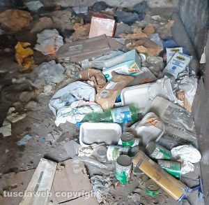 Viterbo - Rifiuti attorno alle mura civiche