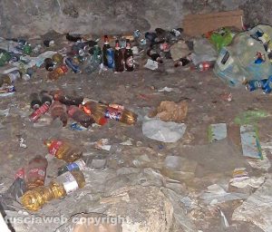 Viterbo - Rifiuti attorno alle mura civiche