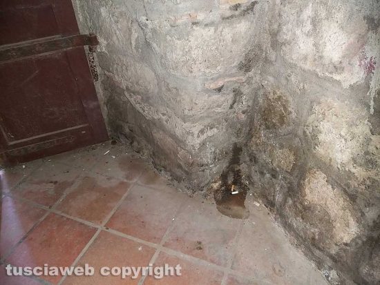 Montefiascone - Il degrado all'interno della chiesa della Madonna dell'Arco
