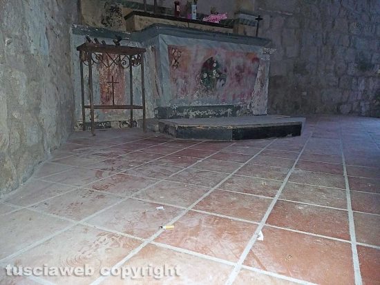 Montefiascone - Il degrado all'interno della chiesa della Madonna dell'Arco