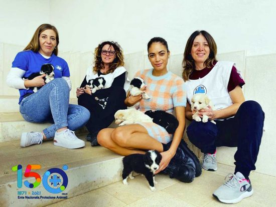 Elodie insieme ai cuccioli salvati e le volontarie Enpa