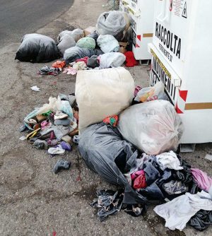 Vetralla - I sacchi per la raccolta degli abiti usati in mezzo alla strada