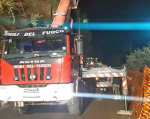 Civita Castellana - Trattore ribaltato in strada Castellese - Intervento dei vigili del fuoco