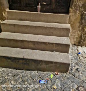 Viterbo - Rifiuti davanti al portone di casa