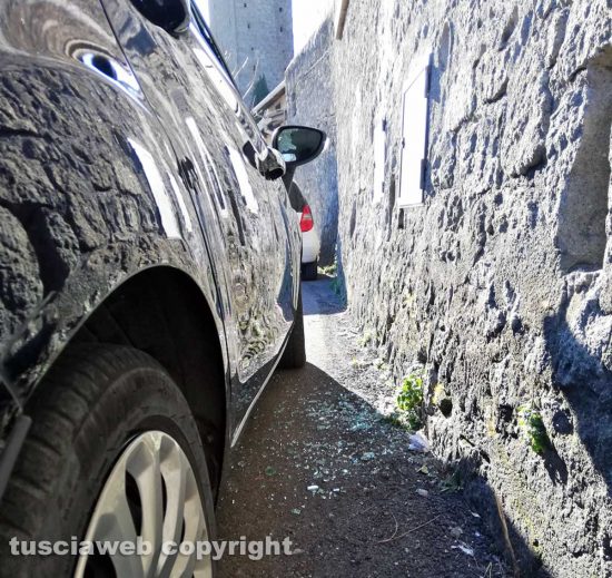 Viterbo - Vetro di un'auto spaccato a via delle Fortezze