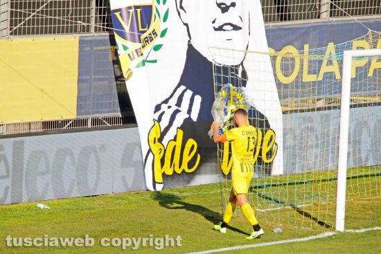 Sport - Calcio - Viterbese - Dario D'Ambrosio posa i fiori sotto lo striscione per Federico Mazzoni