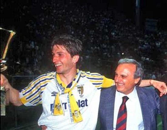 Parma - Calisto Tanzi, in veste di patron del Parma, mentre festeggia con il capitano Lorenzo Minotti