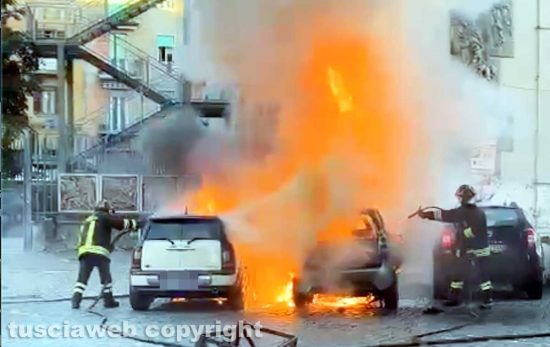Viterbo - Auto in fiamme in pieno centro storico