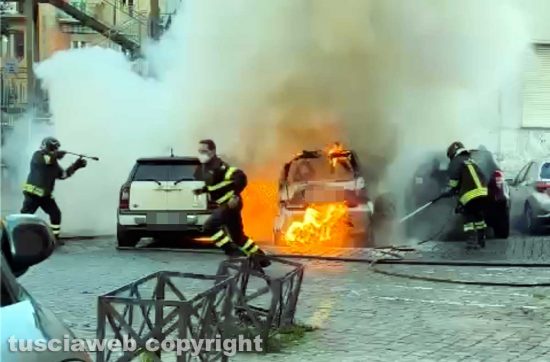 Viterbo - Auto in fiamme in pieno centro storico