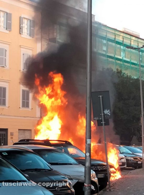 Viterbo - Auto in fiamme in via Tommaso Carletti 