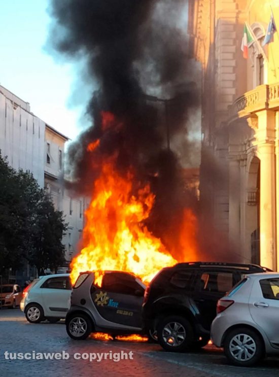 Viterbo - Auto in fiamme in via Tommaso Carletti 