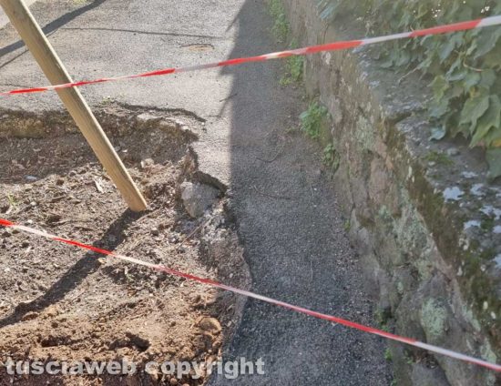 Viterbo - Transenne rendono impraticabile il marciapiede di via Lorenzo da Viterbo