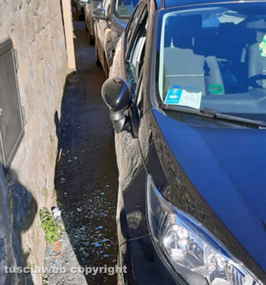 Viterbo - Vetro di un'auto spaccato a via delle Fortezze