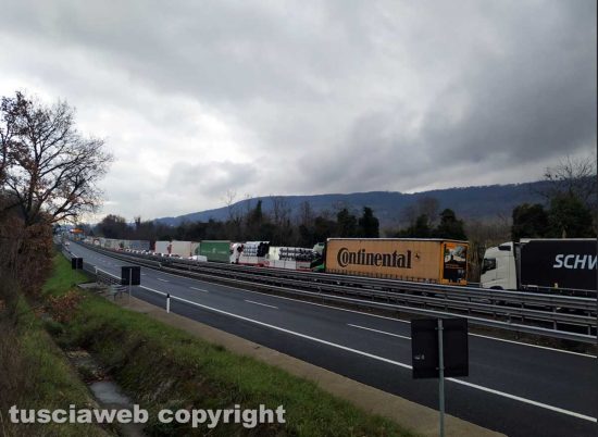 Orte - Autostrada chiusa in direzione Roma - La coda