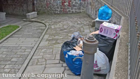 Montefiascone - I rifiuti abbandonati nel fontanile delle Cannelle in via Bastiglia