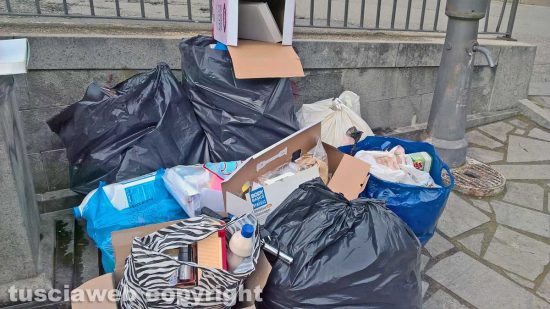 Montefiascone - I rifiuti abbandonati nel fontanile delle Cannelle in via Bastiglia