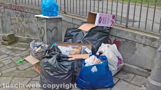 Montefiascone - I rifiuti abbandonati nel fontanile delle Cannelle in via Bastiglia