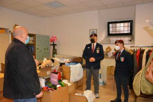 I paracadutisti viterbesi hanno donato indumenti e giocattoli alle famiglie bisognose